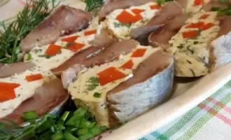 Рулетики из селёдки с овощами