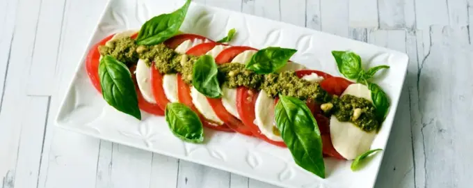 Капрезе с соусом песто и оливками