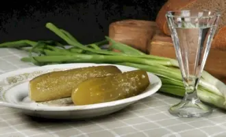 Рюмка водки и закуска