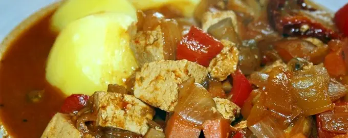 Гуляш из индейки с овощами