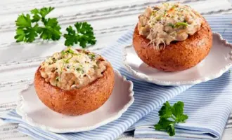 Жульен в булочках с грибами и курицей