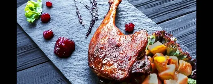 Утиная ножка конфи с карамелизированной грушей