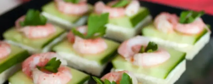 Канапе с креветкой и огурцом