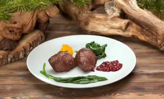 Оленина с брусничным соусом