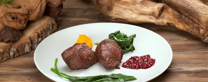 Оленина с брусничным соусом