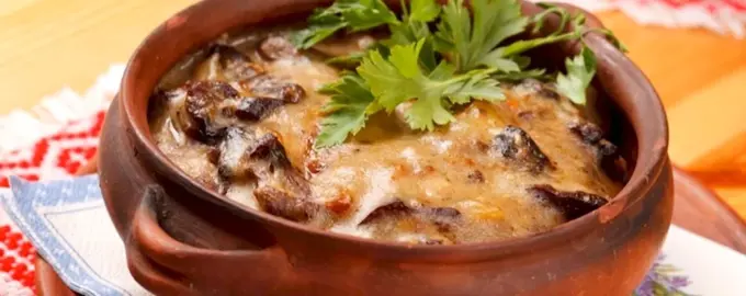Жаркое с грибами в горшочках