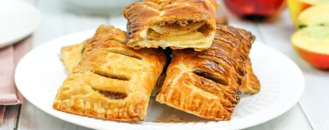 Слойки с яблоками