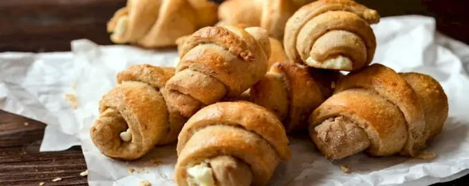 Круассаны с творогом из слоеного теста