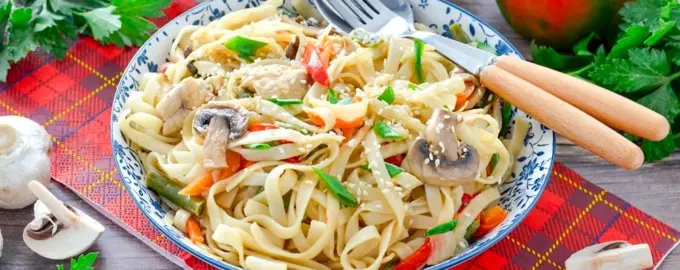 Лапша с курицей и грибами