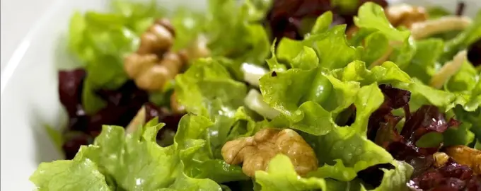 Листья салата с орешками