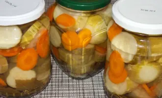 Огурцы маринованные на зиму с морковкой и луком