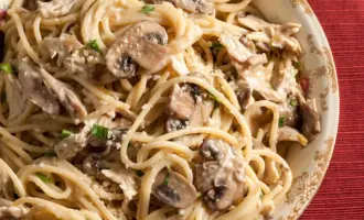 Паста с курицей и грибами в сливочном соусе с сыром