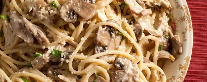Паста с курицей и грибами в сливочном соусе с сыром