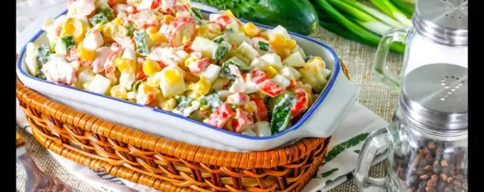 Салат с крабовыми палочками и кукурузой и огурцом