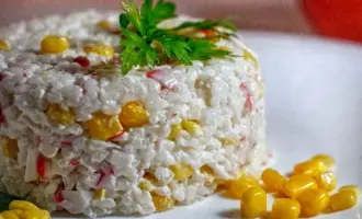 Салат с крабовыми палочками и рисом