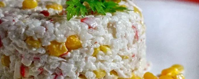 Салат с крабовыми палочками и рисом