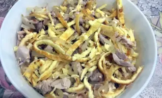 Салат с омлетными блинчиками и курицей