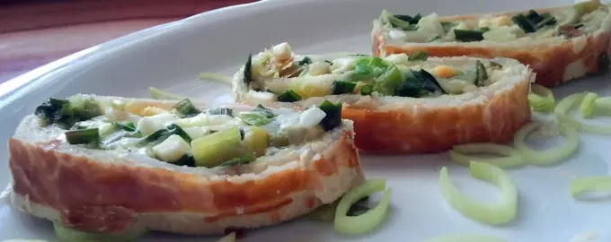 Рулет с луком и яйцом