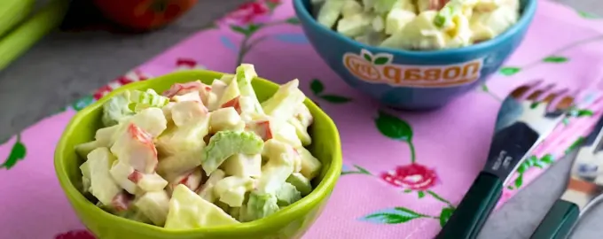 Салат с сельдереем и яблоком