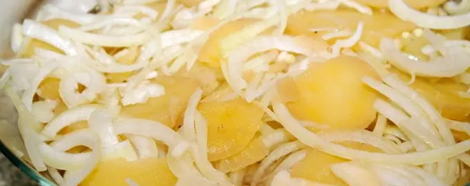 Салат из картошки и лука репчатого с растительным маслом