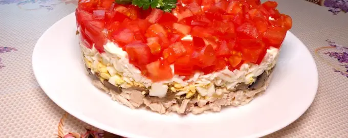 Салат красная шапочка с помидорами и курицей