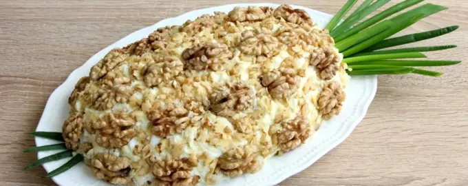 Салат с ананасом и курицей и сыром и грецким орехом