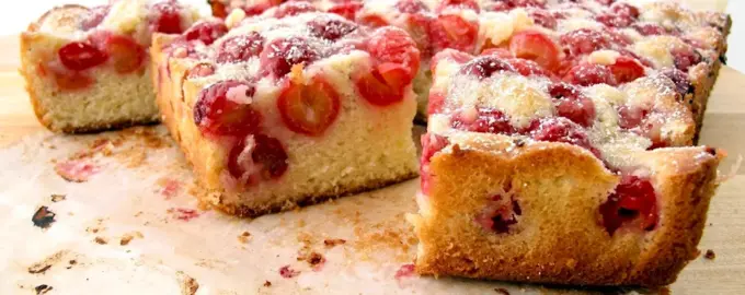 Шарлотка с вишней