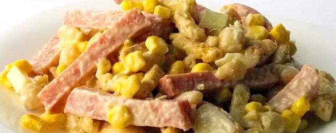 Салат с фасолью и сухариками и колбасой и кукурузой