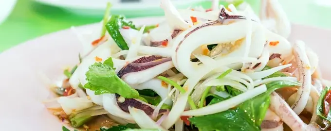 Салат с кальмарами ресторанная подача