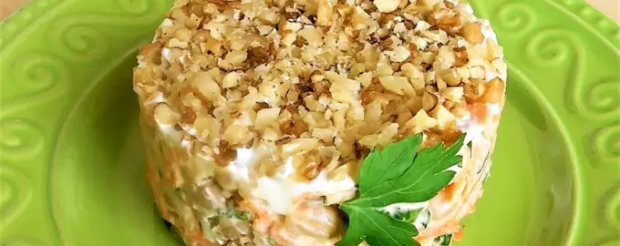 Салат с копчёной курицей и ананасом и грецкими орехами