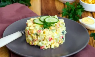 Салат с крабовыми палочками и кукурузой и яйцом и огурцом