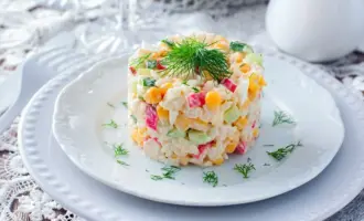 Салат с крабовыми палочками и кукурузой и рисом