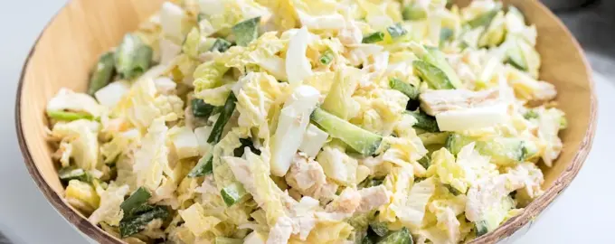 Салат с кукурузой и ананасами и пекинской капустой