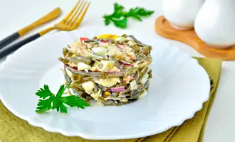 Салат с морской капустой и крабовыми палочками