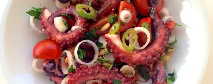 Салат с осьминогом