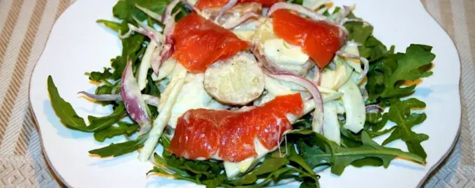 Салат с руколой и красной рыбой