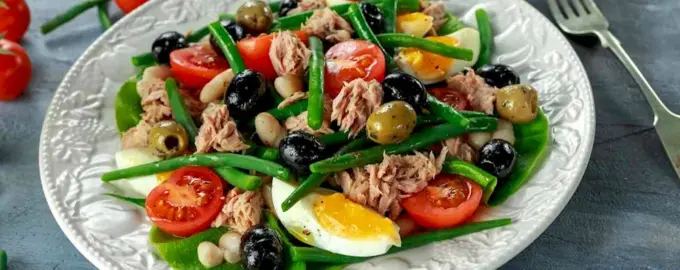 Салат с тунцом помидором и стручковой фасолью