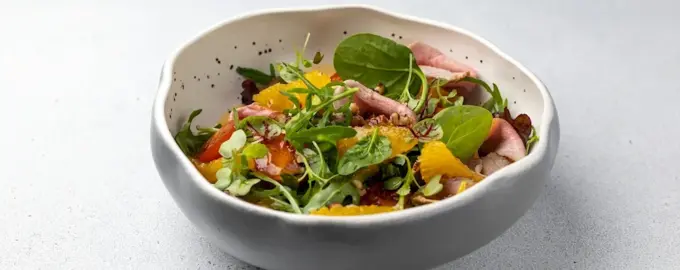 Салат с уткой и манго