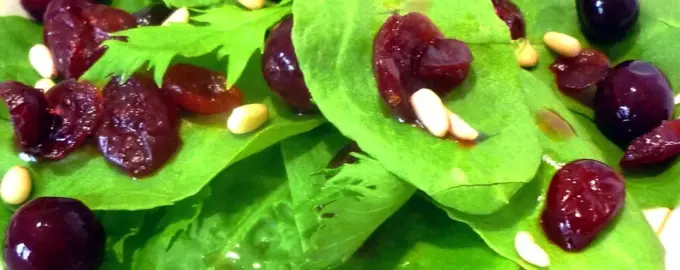 Салат со шпинатом и клюквой