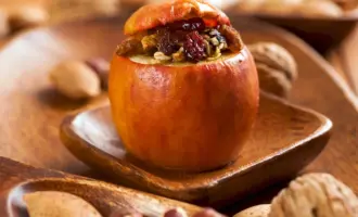 Запеченные яблоки с сухофруктами
