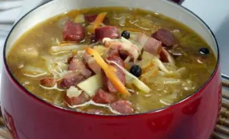 Суп с квашеной капустой и копченостями