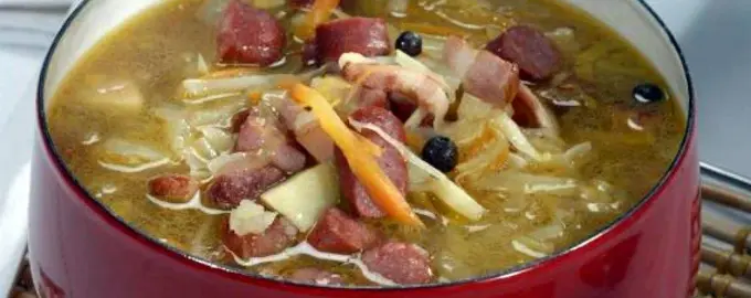 Суп с квашеной капустой и копченостями
