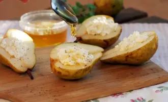 Запеченные груши с творогом и медом