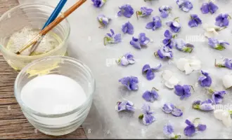 Засахаренные Анютины глазки