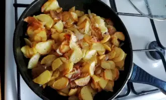 Жареная картошка с салом и луком