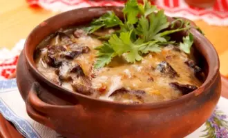 Жаркое с грибами в горшочках