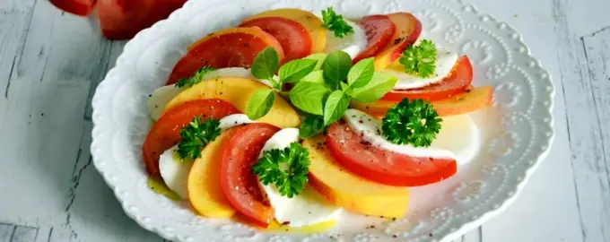 Капрезе с персиками и клубникой