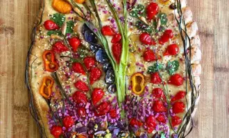 Красивое украшение пирога овощами