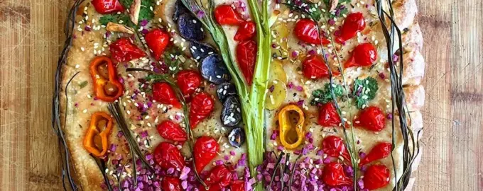 Красивое украшение пирога овощами