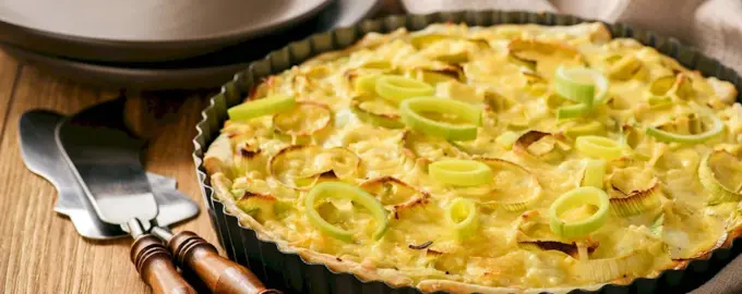 Луковый пирог с сыром